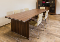 Meble gabinetowe Tirion produkcji TOBO: szafy biurowe, stół konferencyjny, krzesła biurowe